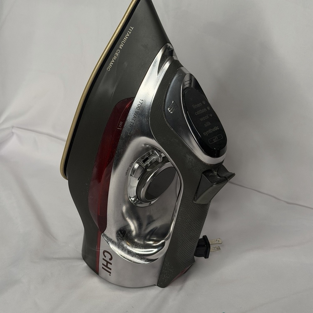 CHI Steam Iron Titanium Infused Ceramic Retractable Cord 13102 Black & Red Good